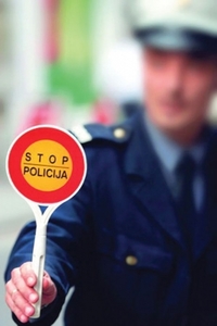 Zbog mita jedan policajac ostao bez posla