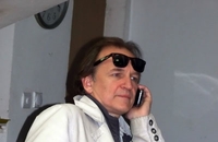 Rob u fotelji, heroj na sceni
