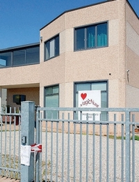 Obje­šen ogrli­com za pse