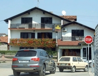 Maskirani napadač ranio zakupca kafe-bara “Kings” u banjolučkom naselju Lauš