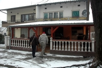 Sjekirom teško povrijedio vlasnika  kafića