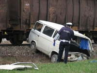 Teretni voz udario u kombi, poginula žena