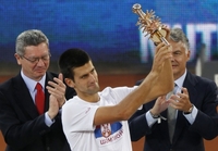 Nole preotima krunu kralju