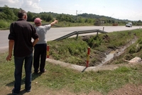 Kombi sletio u kanal, poginula supruga vozača