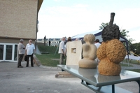 Izložba slika i skulptura za kraj kolonije