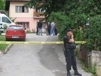 Ranio komšiju pa ispalio rafal u sebe