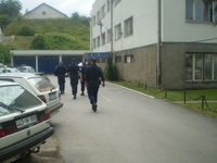 Maloljetnik napao i povrijedio trojicu policajaca