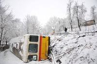 Autobus se prevrnuo u provaliju, povrijeđena tri putnika