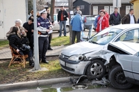 Mercedesom u drvo, pa u druge automobile
