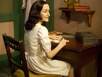 Voštana figura Ane Frank u “Madam Tiso” u Berlinu