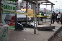 Automobil udario u tramvajsku stanicu, povrijeđeno više osoba