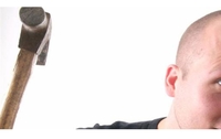 Tukao ga čekićem po glavi
