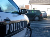 Stric nožem izbo bratića