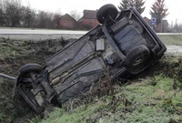 Nova Gradiška: Automobilom udarili u stub pa sletjeli u kanal, vozač poginuo