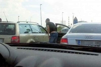 Nemanja Stevanović pljunuo starca na ulici