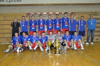 Borac prigrlio pehar