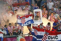 Hrvatski navijači zapalili zastavu EU, veličali NDH i Gotovinu