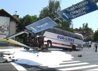 Tuzla: Autobus udario u semafor, šest osoba povrijeđeno FOTO