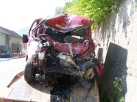 Vozeći kombi udarila u autobus i poginula