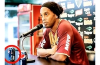 Ronaldinjo pio Pepsi, šutnula ga Koka-Kola VIDEO