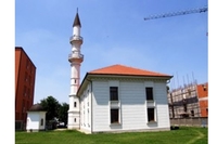 Hapšeni zbog vrijeđanja vjernika ispred džamije