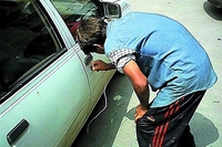 Krao CD plejere na parkingu Kliničkog centra  
