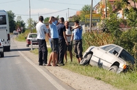 Banjaluka - Mercedes sletio u kanal, dvojica povrijeđenih