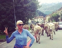 Jelena Karleuša pozira pred kravama
