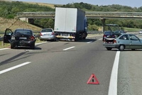 U sudaru tri automobila i šlepera iz BiH jedna osoba povrijeđena FOTO