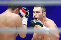 Vitalij Kličko obranio titulu prekidom u četvrtoj rundi VIDEO