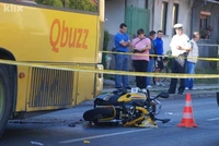 Tuzla: Motociklom udarile u autobus FOTO