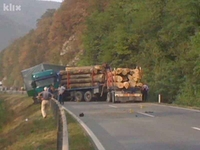 U sudaru tri kamiona i automobila jedna osoba povrijeđena