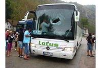 Srbija: Stijena onesvijestila vozača autobusa, putnik spriječio tragediju