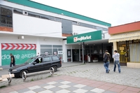 Polupali kafić pa pretukli prolaznika