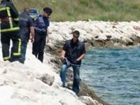 Iz mora “izronila” ljudska noga u plastičnoj kesi