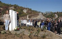 Cvijeće na Andrićevom spomen-obilježju