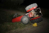 Teško povrijeđen vozač traktora