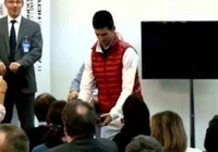 Novak u Londonu poklanjao novinarima čokoladice, oduševio i Federera!