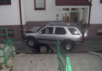 Izgubio kontrolu nad automobilom i udario u zgradu