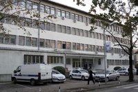 Glavom razbio šajbu na policijskom vozilu