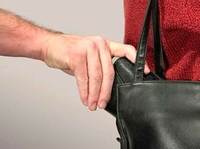 Prolaznicima otimali novac i lične stvari