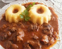 Juneći gulaš uz knedle od hljeba
