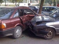 U sudaru tri automobila, povrijeđene dvije osobe