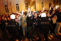 Tuče Zvezdinih navijača i policije širom Beograda