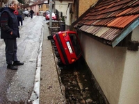 Automobil se prevrnuo i zaglavio između potpornog zida i kuće