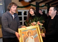 Dačić poklonio Belog anđela Moniki Beluči FOTO