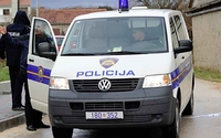 U saobraćajnoj nesreći troje djece povrijeđeno, jedno se bori za život