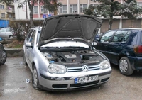 Isjekli gume na vozilu policajca