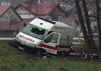 Vozilo UKC Tuzla sletjelo sa puta, dvije osobe povrijeđene FOTO