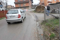 Policajcu u lice bacio mačku